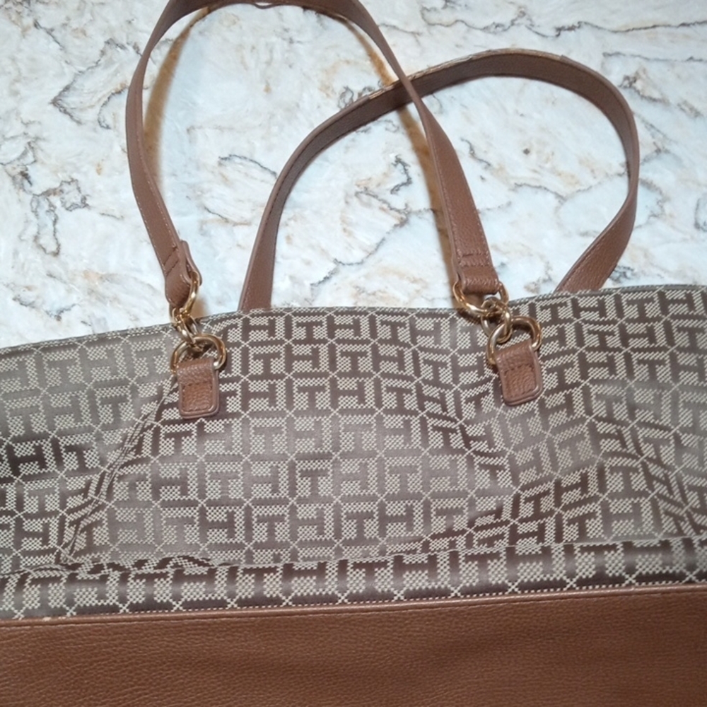 Tommy Hilfiger Brown and Red Shoulder Bag with Smooth Interior and Bright Zipper - Picture 4 of 6